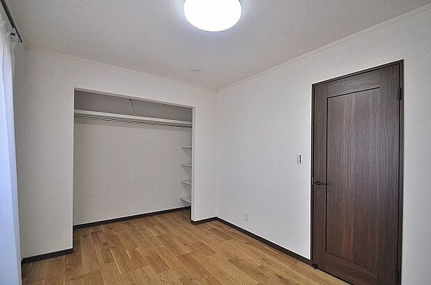 【2F洋室】2F洋室6帖
シングルベッドを置いてもクローゼットあるので部屋の片づけ場所に困りません。