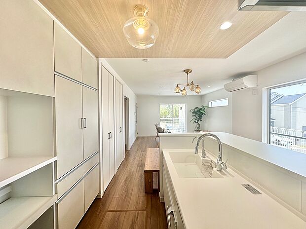 【2つのメーカーから選べるキッチン】
キッチンの高さ、IHコンロ or ガスコンロ、パネルデザイン等々お好みのスタイルをセレクトOK!さらに、カップボードとパントリーは標準仕様だから収納たっぷりです!