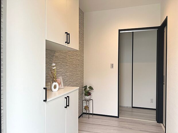 【玄関】広さを感じられる白を基調とした玄関ホール。SICとシューズボックスが付いているから、家族の靴もたっぷり収納出来てスッキリ保つことができます。(26号地)