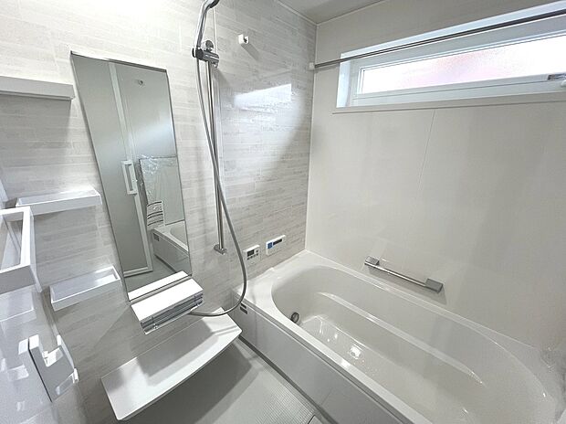 【浴室】シャンプーボトルラックや鏡が付いた機能面も抜群の浴室は、お子様と入ってもゆったりした広さ。一日の疲れを癒してくれるバスタイムになります。