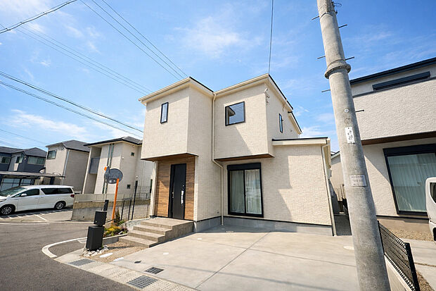 【外観写真】ゆとりある2台分の駐車スペースを確保。
来客時も安心でき、毎日の出入りがスムーズな、暮らしやすさを考えた住まいです。