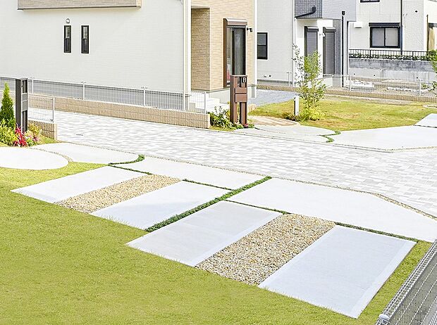 【その他画像】【駐車場】駐車スペースは、コンクリートと砂利や芝生が配置されたデザインを施し、車を停めていない時にも美観を保ちます。