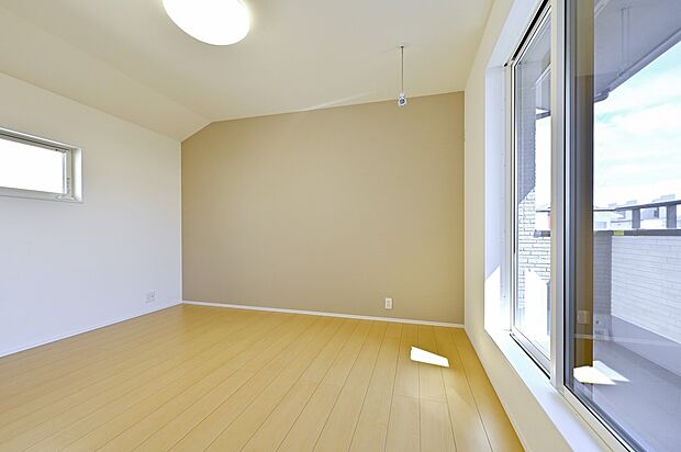 【リビング以外の居室】2面採光で明るい空間の主寝室。アクセントクロスを壁に用いて、安らぎの空間を演出しています。（3号棟）