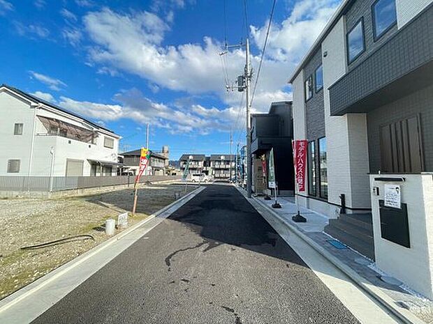 【前面道路を含む現地写真】
快適で安心な長期優良住宅です。ぜひご家族そろって、現地をご見学ください。お問い合わせ、お待ちしております。