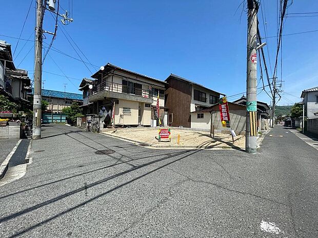 【前面道路含む現地写真】
角地につき、お車の出し入れもスムーズに行えます。前面道路は比較的見通しの良い直線道路で、安全確認をしやすいです。