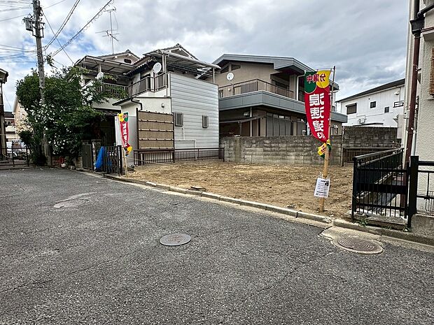 【現地土地写真】
近鉄大阪線・JR関西本線の2沿線利用可能で、利便性の良いロケーション。建築条件付き売土地全1区画のご案内です。