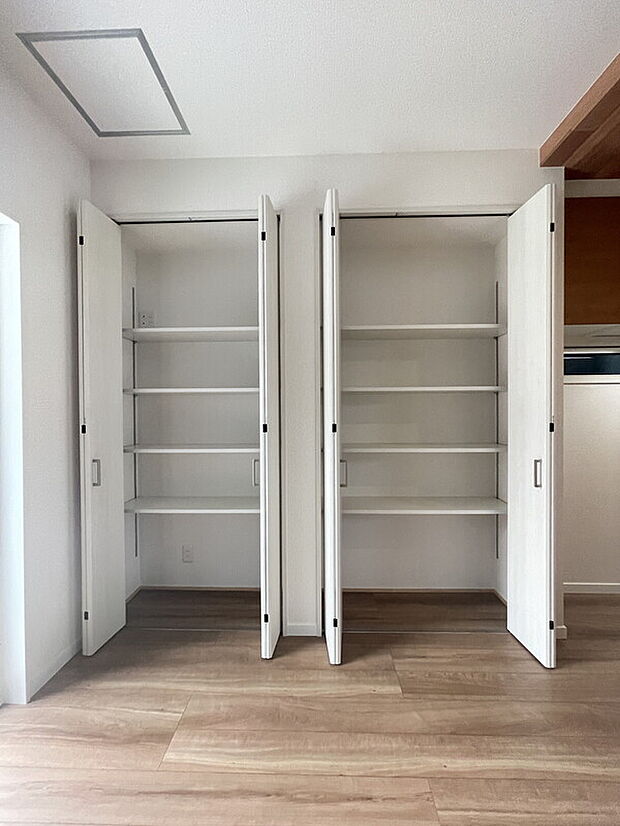 【【物入・施工例】】全居室収納付きの住まい。物が集まりやすいリビングにも、可動棚付きの物入を設置し、スッキリ片付く住空間を実現できます。