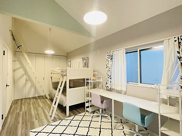 【洋室/9号地モデルハウス】手前が西側、奥が東側です。約5帖ずつとして使うことが可能です。東側にはロフトへ上がる可動式のハシゴがございます。仲良しのお子様2人にぴったりのお部屋です。