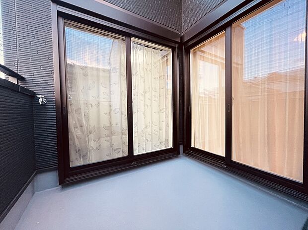 【バルコニー/9号地モデルハウス】バルコニーへは2部屋の洋室から出入り可能です。お勉強やお休み中のご家族さまに配慮して、お洗濯の動線が確保できます。