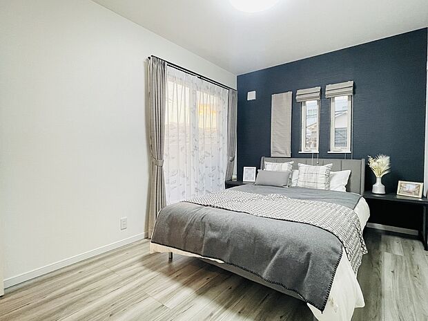 【洋室/9号地モデルハウス】広々としたバルコニーに面した、約6.25帖の洋室は、落ち着いたトーンのアクセントクロスでシックに。南に窓があるので明るく、朝気持ち良く目覚められそうですね。