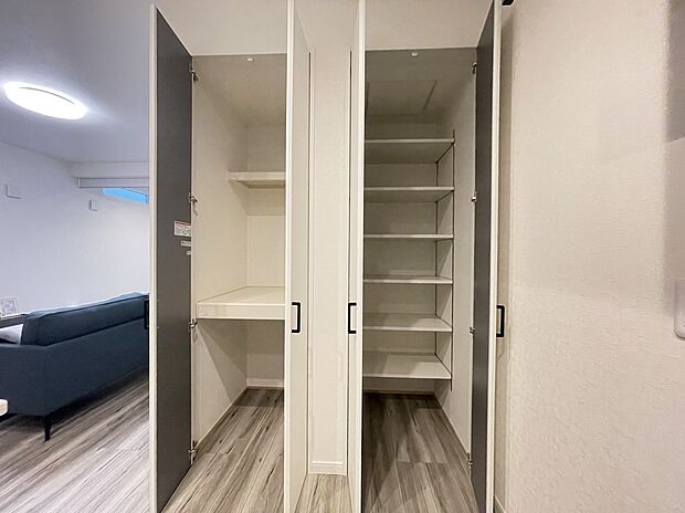 【LDK/9号地モデルハウス】LDKに扉付き収納を2つ並べて配置いたしました。可動棚付きで、様々なお荷物がキレイに収まります。