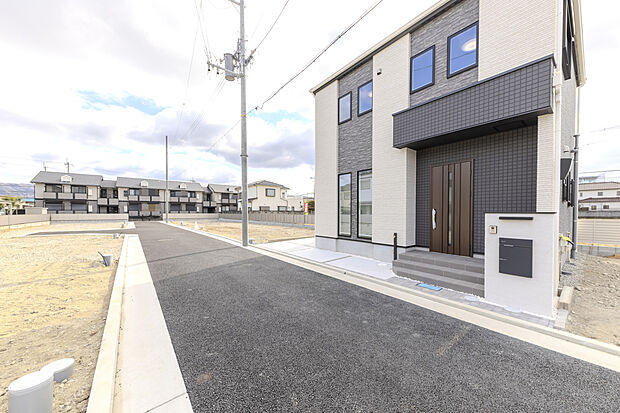 【現地土地写真】分譲地内には約4.7mの道路が新設されます。
ゆったりとした道路と、新たな20棟の建物が建ち並ぶ、まっさらで美しい街並みとなることでしょう。