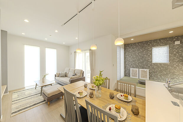 【9号地モデルハウス】【LDK/約18.5帖】
掃き出し窓から陽光が注ぎ込む、明るいLDKです。シンプルな内装なので、お好みのインテリアで空間づくりを楽しめます。