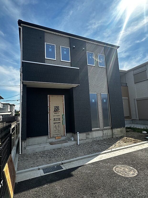 【【前面道路を含む現地写真】】近鉄大阪線「近鉄八尾」駅まで徒歩16分。生活利便施設が充実し、穏やかな住環境と利便性を併せ持つ、魅力的なロケーションです。