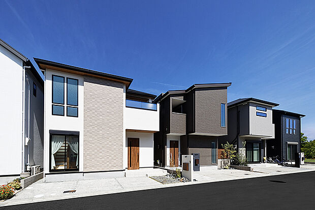 【弊社施工例/街並み外観写真】
邸宅が並ぶと圧巻の街並みが完成します。KANJUの自由設計だから、ご家族コダワリの外観も叶います!