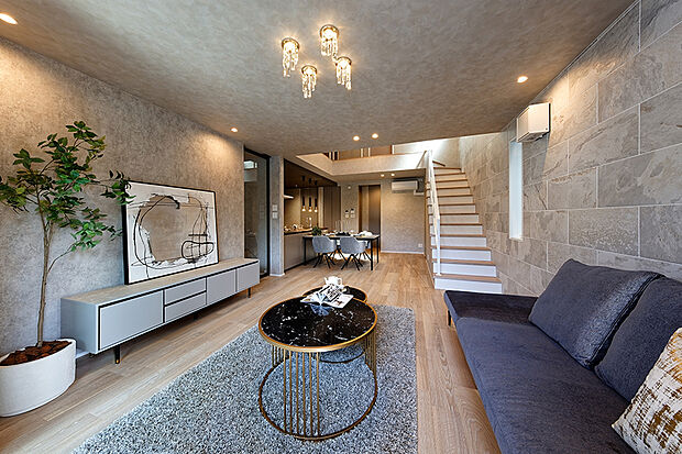 【【弊社施工例／LDK】】シックなトーンで纏めたリビングは、落ち着きある空間に。ご家族団欒の場ながら、どこか洗練された雰囲気が漂います。