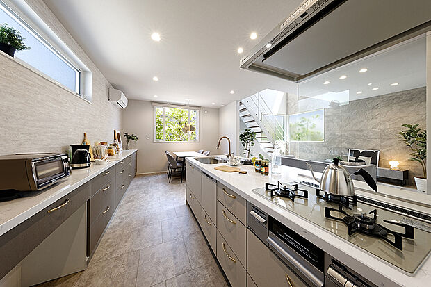 【【近くで公開中のモデルハウス/キッチン】】毎日使うキッチンはゆとりある広さで、使い心地も快適に。作業台が広いので、お子様とのお料理にも◎