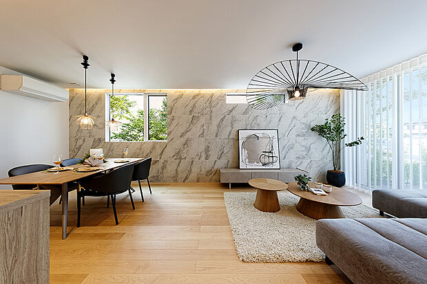 【【近くの分譲地で公開中のモデルハウス／LDK】】ところどころにこだわりを散りばめた、オシャレなLDK。ランプシェードは、他のお家と被らない個性的なものを選んでアクセントを。