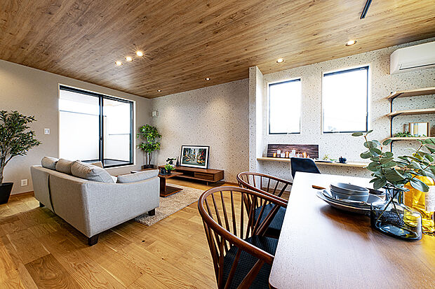 【【近くで公開中のモデルハウス/LD】】あたたかみ溢れるリビング空間には、自然光が降り注ぐようたくさんの窓を。日中は照明をつけなくても十分の明るさが。