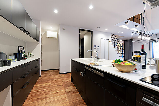 【【弊社施工例／キッチン】】使い勝手にもこだわった広々としたキッチンで、毎日のお料理も楽しく。奥にパントリーを設けているので、食材の買い置きもバッチリ。