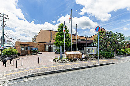 宝塚市立中央図書館 約2000m(自転車約８分)