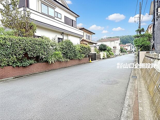 【東側前面道路 】幅員約6.2m。見通しの良い道路で解放感があります。