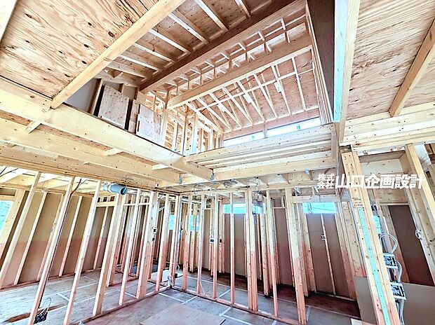 【施工中内観写真　1階LDK　2026年9月撮影】建て方工事中。