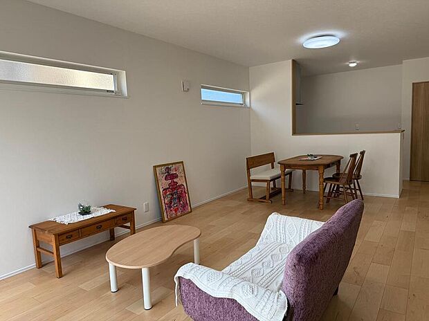 【LDK/2号地モデルハウス】
約17.75帖のLDKには、約3帖の多目的スペースが隣接しており、一体利用も可能です。ご家族が自然と顔を合わせられるリビングイン階段を採用。コミュニケーションも弾みます