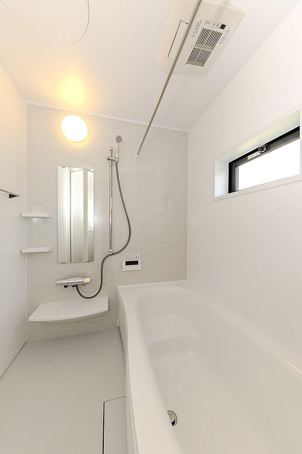 【【当社施工例/浴室】】ブラック調のアクセントパネルを施した、シンプルで清潔感のある浴室。シャワーはお好きな高さに調節可能です。窓から自然換気が可能なため、湿気やカビの対策にも◎