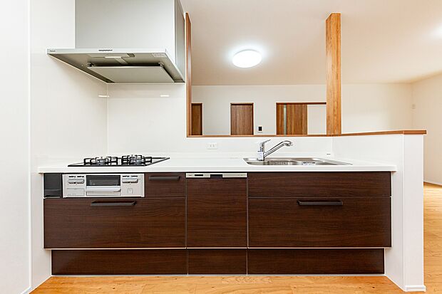 【【キッチン/13号地モデルハウス】】家事の負担を軽減してくれる食器洗乾燥機付きのキッチンです。シンク下の収納は、スライド式ですので、奥にしまった大型の鍋類などが取り出しやすい仕様です。/2024年1月撮影