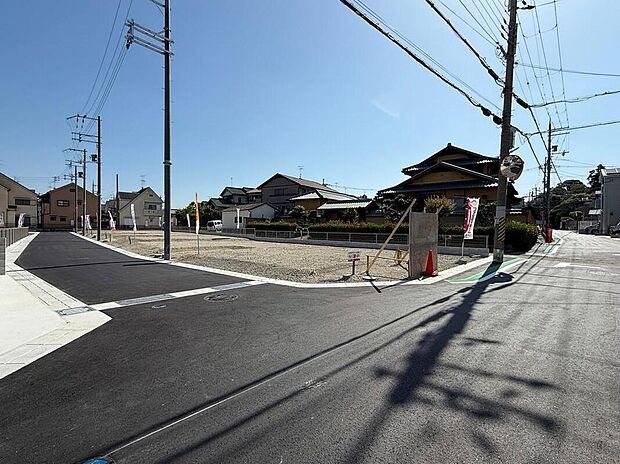 【【前面道路含む現地写真】】家事の時短が叶う、ガス衣類乾燥機「乾太くん」を標準採用しています。日々の暮らしの中で、ご家族とゆっくり過ごす時間をしっかりと確保できそうです。/2025年6月撮影