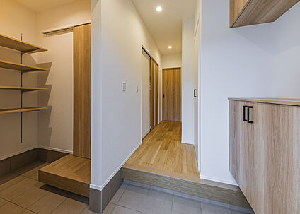 【玄関/当社モデルハウス】