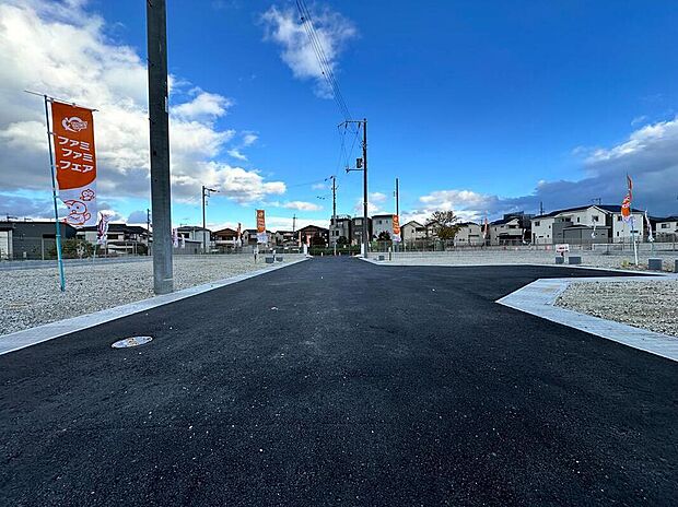 【【前面道路含む現地写真】】【前面道路を含む現地写真】
車などの通り抜けや、住人以外の往来が少ない街区内道路◎防犯面にも配慮しており、お子様の通行も安心できる街並みです。/2024年12月撮影