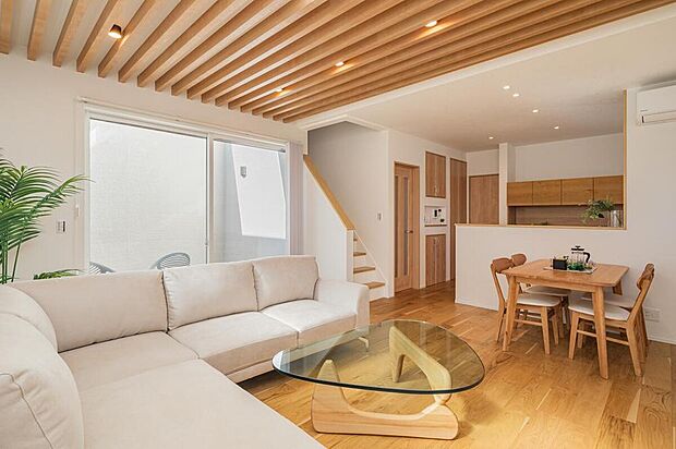 【【当社モデルハウス例/LDK】】約18.0帖の広さがあるLDK。3面採光やリビング天井部分の吹抜けなどを施した開放感溢れる空間です。ご家族で心地の良いリラックスタイムをお過ごしいただけます。