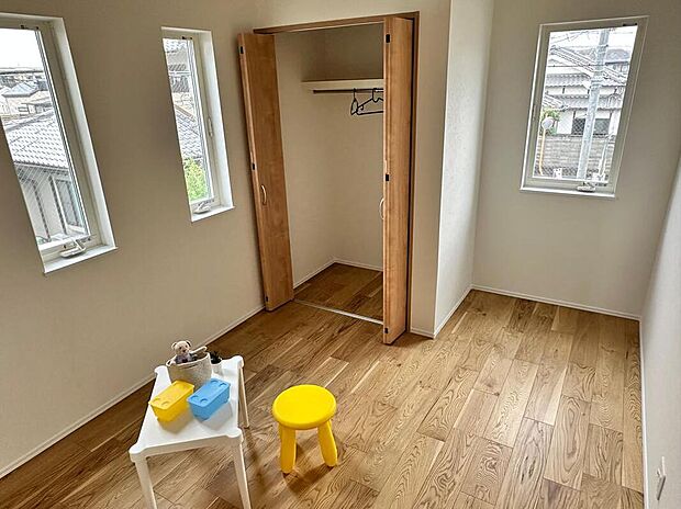 【【当社モデルハウス例/洋室】】洋室2部屋はそれぞれ約5.25帖の広さを確保。全居室に収納があるため、プライベート空間もゆったりとお過ごしいただけます。