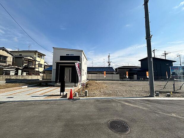 【【前面道路含む現地写真】】整った街並みが魅力的な、全7区画の開発分譲地内◎生活利便性と穏やかな住環境を兼ね備えたエリアで、新生活を始めてみてはいかがでしょうか。周辺環境も併せて、是非一度現地をご見学ください。