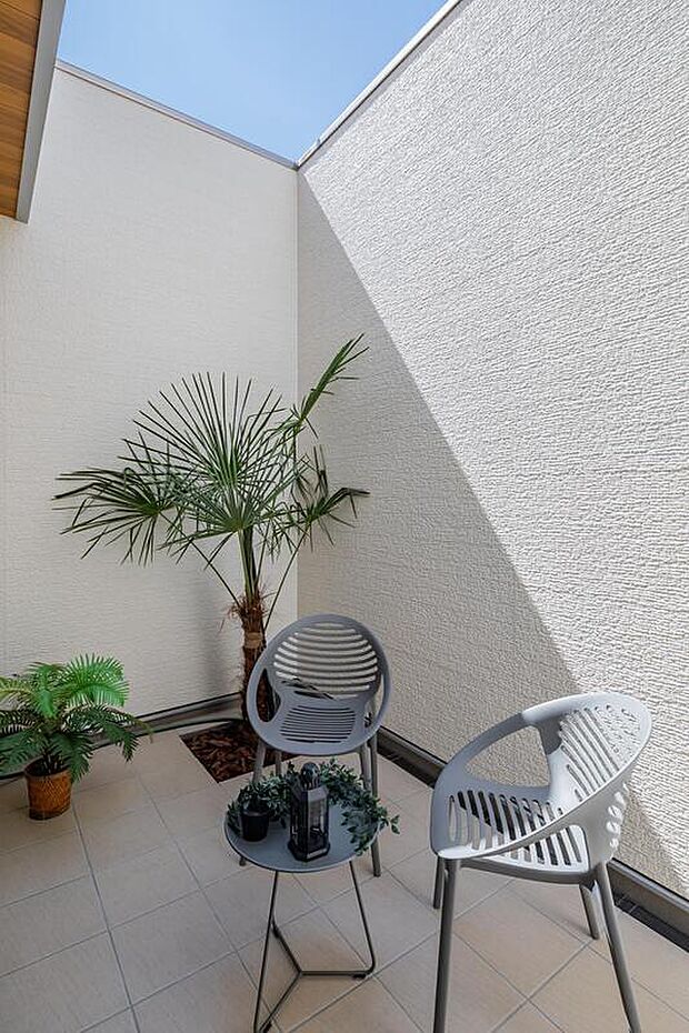 【【ライトコート/当社施工例】】高さのある塀を設け、プライベート感を存分に味わえるライトコート。普段の洗濯物干しスペースとしてはもちろん、椅子や机を出してゆったりティータイムを楽しむことも◎