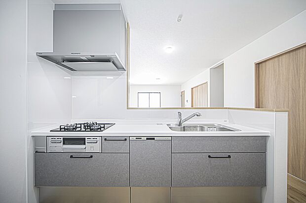 【【キッチン/当社施工例】】複数品同時に調理可能な3口ガスコンロ&グリル付き。見た目もスタイリッシュなビルトインタイプの食洗機を備え、家事の効率化にもつながります。