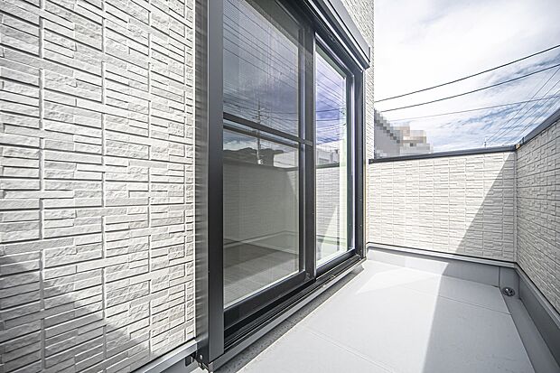 【【バルコニー/当社施工例】】約6.62帖の洋室から出入り可能。朝の光が差し込む東向きバルコニーで、洗濯物も快適に乾かせます。天気のよい日には、リフレッシュの場としても◎