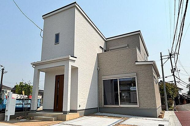 【【当社施工例/外観写真】】並列で2台駐車可能なカースペース(車種による)。車を停めない時は、自転車・バイク置き場としても活用可能です。