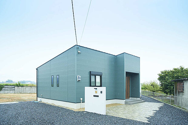 【施工事例(2) 平屋】
間取りも動線も部屋の場所も。家族の暮らしに合わせて幅広く自由にカスタムできます。それが平屋です。暮らしのこだわりを考えながらSOUSEIといっしょに創っていきましょう。