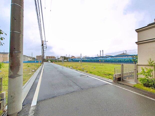 【前面道路含む現地写真】
陽当りの良い道路に面したお住まい。道路幅も広めで、開放感たっぷり♪周辺は交通量も少ないため、小さなお子様がいても安心です。