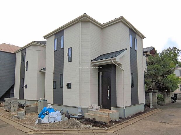 【現地外観写真】A号棟　京王線「調布」駅までバスで16分「深大寺入口」停歩5分♪駅周辺は商業施設が複数ありお買い物にも便利な環境です♪