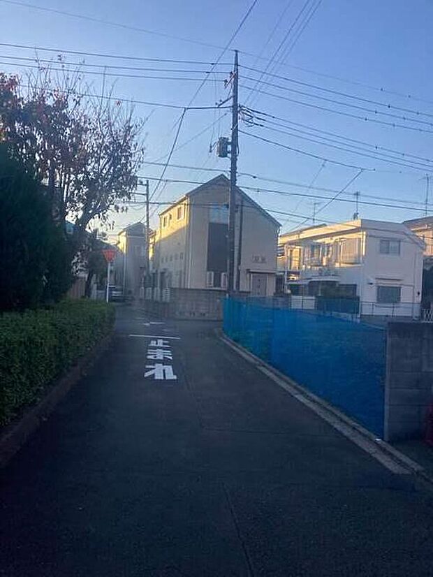 【前面道路含む写真】
周辺環境が充実!
柳沢小学校まで徒歩4分☆
南西角地で開放感があり、明るい雰囲気の生活環境です♪