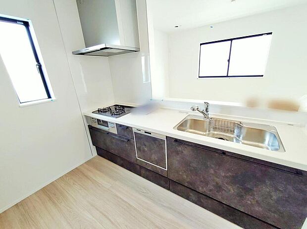 ~kitchen~A号棟
対面式キッチンですので、お食事の準備をしながらご家族との会話を楽しめます☆リビングで遊んでいるお子様を見守りながらお料理ができる人気の高いスタイルです。