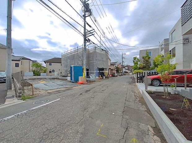 【前面道路含む現地写真】
杉森小学校まで徒歩5分☆
第三中学校まで徒歩8分☆
近いのでお子様の登下校も安心です！