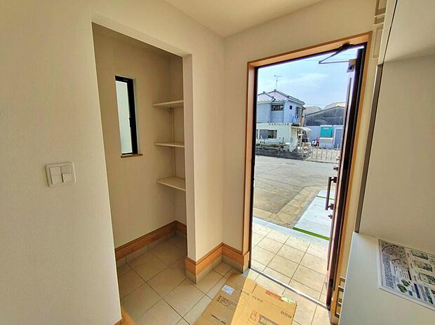 【玄関】(2号棟)
玄関にはシューズインクローゼットも完備♪お客様を迎える玄関をいつもスッキリさせられます♪