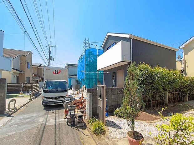 【前面道路含む現地写真】
低層住居専用地域は静かで落ち着いた住環境です。周辺道路は車通りが少ないため、小さなお子様との暮らしも安心♪