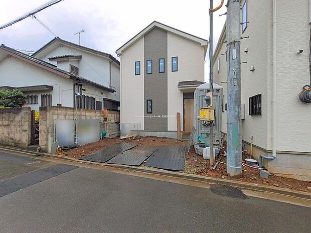 【現地外観写真】B号棟
ひとたび扉を開けばそこに待っているのは上質な空間とマイホームでの新生活をイメージさせる優雅なひととき。「この家なら…」ではなく「ここに住みたい♪」と思う感動をお届けいたします。