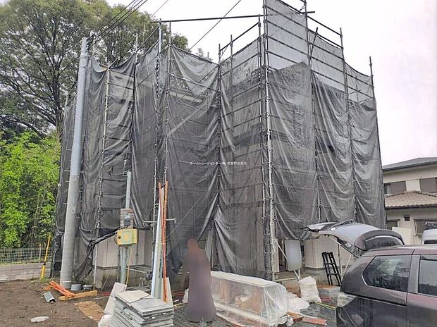 【現地外観写真】F号棟今なら建築中の様子をご覧になることができます。地震に強いオリジナル工法を是非お確かめ下さい♪